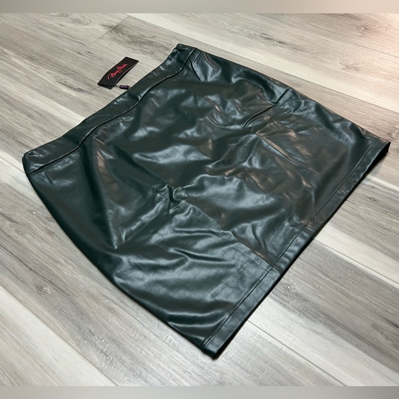 Green skirt - Picture 4 of 4